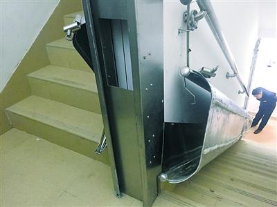 上海一高楼装逃生滑梯26楼滑至1楼只需90秒