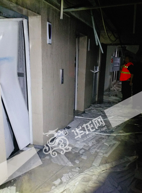 重庆一小区发生天然气爆炸电梯被震弯一人受伤图