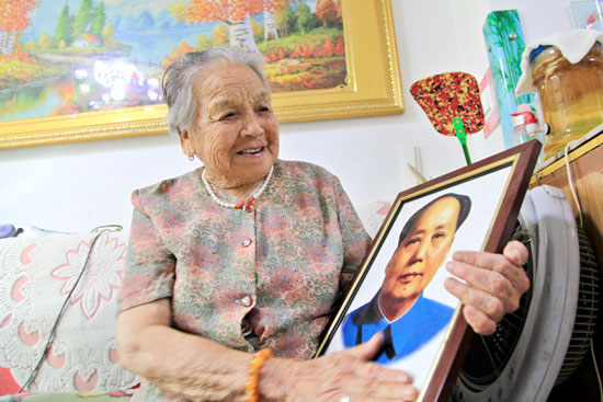 带孔献美老人出去走走孔献美家住吉林省辽源市龙山区北寿社区,家庭