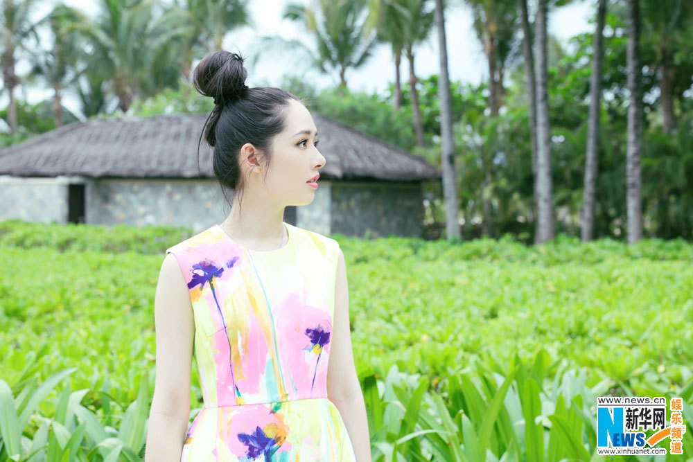 郭碧婷海边随拍写真全曝光 手捧鲜花美若仙子(图)