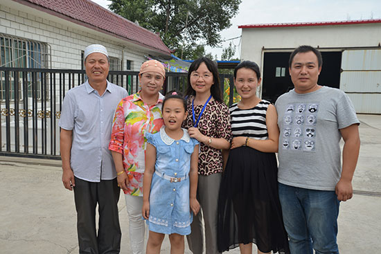 马菊秀一家祖孙三代合影留念