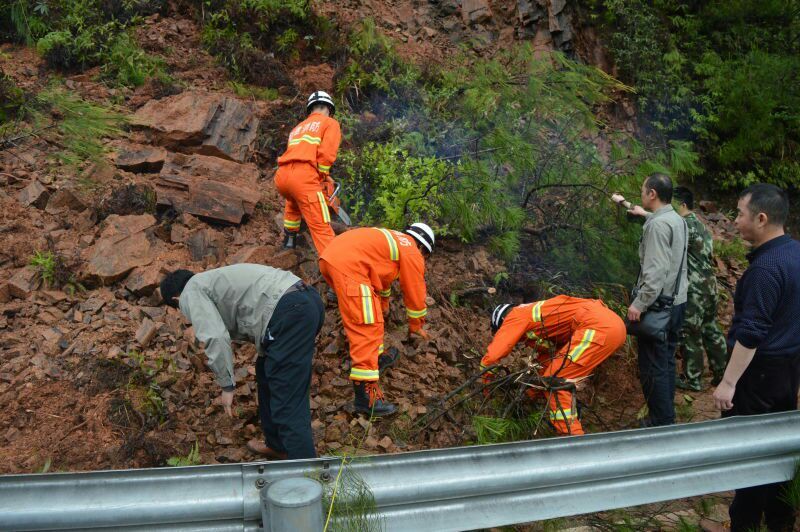 福建泰宁山体滑坡救援人员全力抢通道路 进行现场搜救