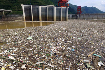 多地水利枢纽遭遇垃圾围坝年年清理年年有图