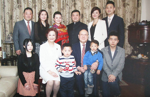 尚长荣家庭祖孙三代合影