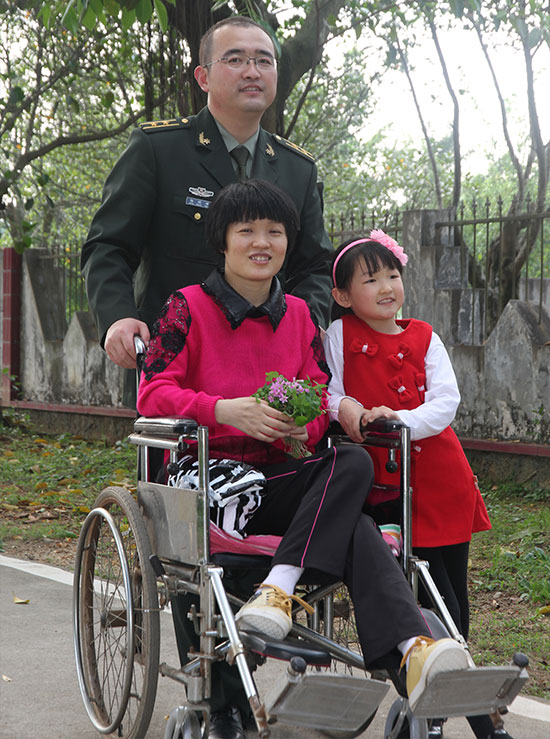 2007年张建荣冒着生命危险生下了小晗玉,给这个不幸的家庭给来许多的