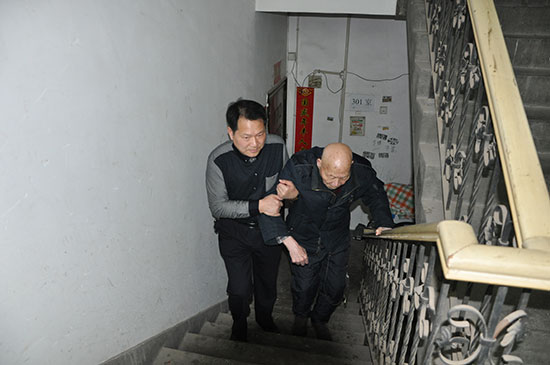 熊少波搀扶80多岁高龄的老父亲上楼