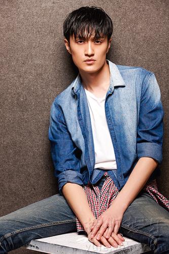 近期,青年演员李果曝光一组写真.