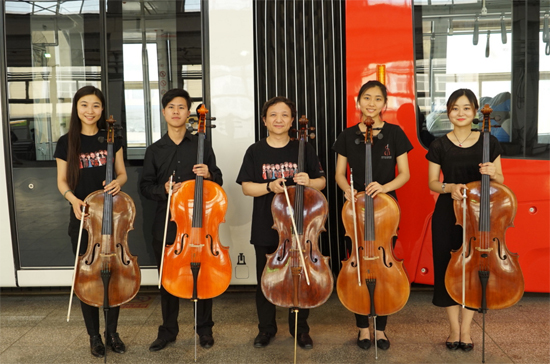 大提琴家朱亦兵美妙琴声奏响北京地铁车间