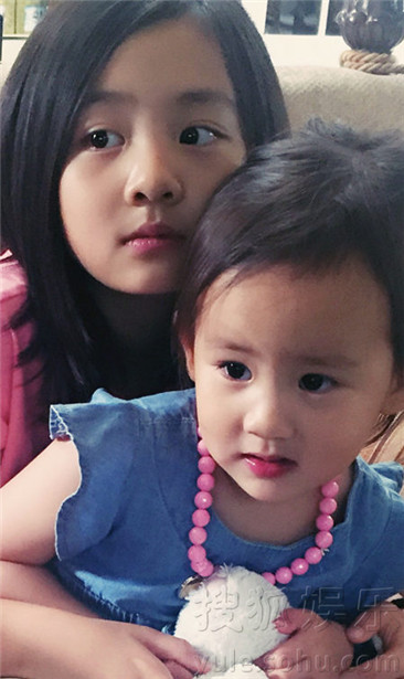 漂亮姐妹花黄多多与妹妹摘果樱桃当耳环