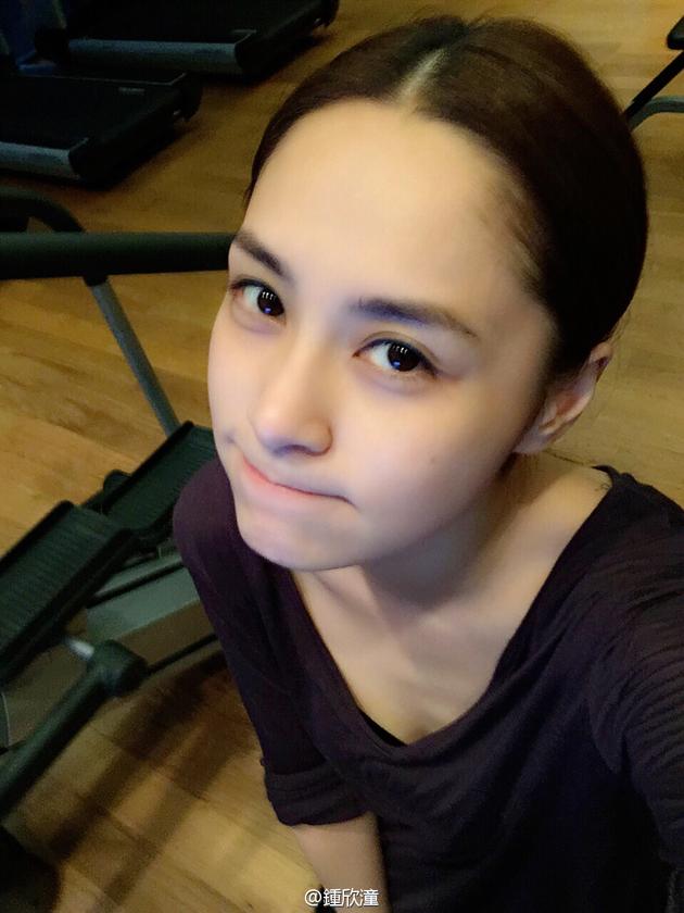 阿娇儿童节抿嘴扮可爱 网友:童颜女神