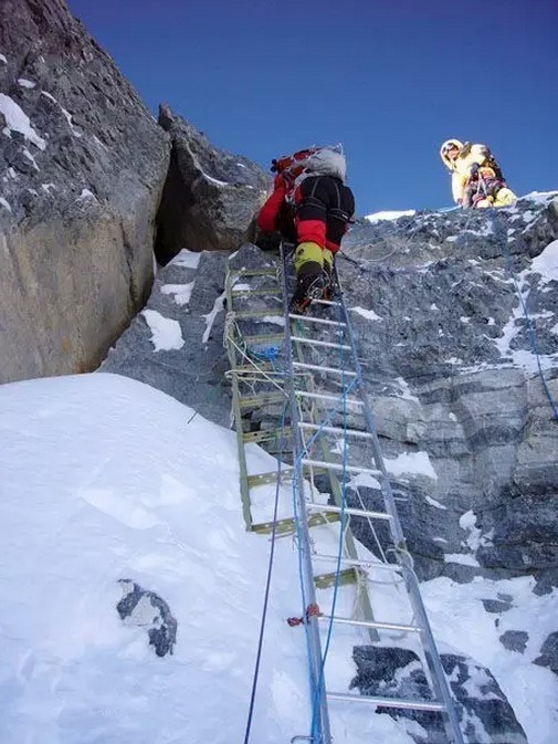 2008年"第二台阶"架设了一段新的梯子,"中国梯"完成使命"第二台阶"