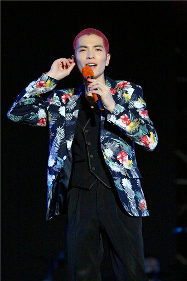 萧敬腾武汉春浪音乐节发功冒雨带病演出唱哭歌迷