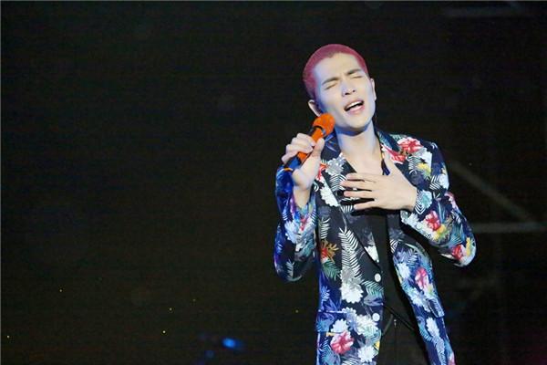 萧敬腾武汉春浪音乐节发功冒雨带病演出唱哭歌迷