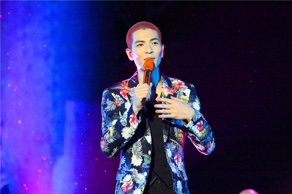 萧敬腾武汉春浪音乐节发功冒雨带病演出唱哭歌迷