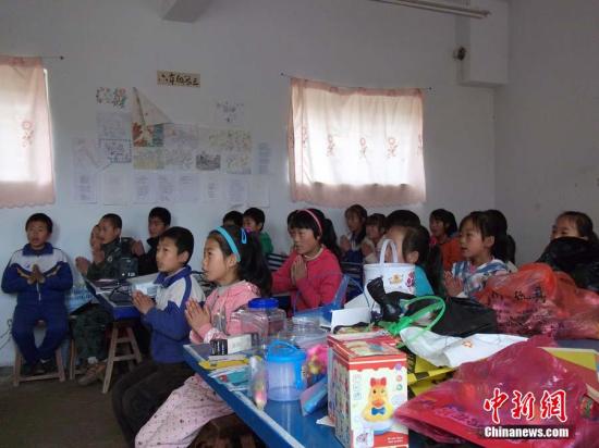 国办:中西部寄宿学校要实现一人一床位 消除大通铺