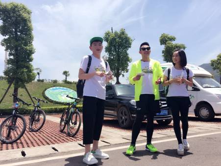 一则#印小天董晴余泽雅三人游#的话题近日突破了200万的微博阅读量