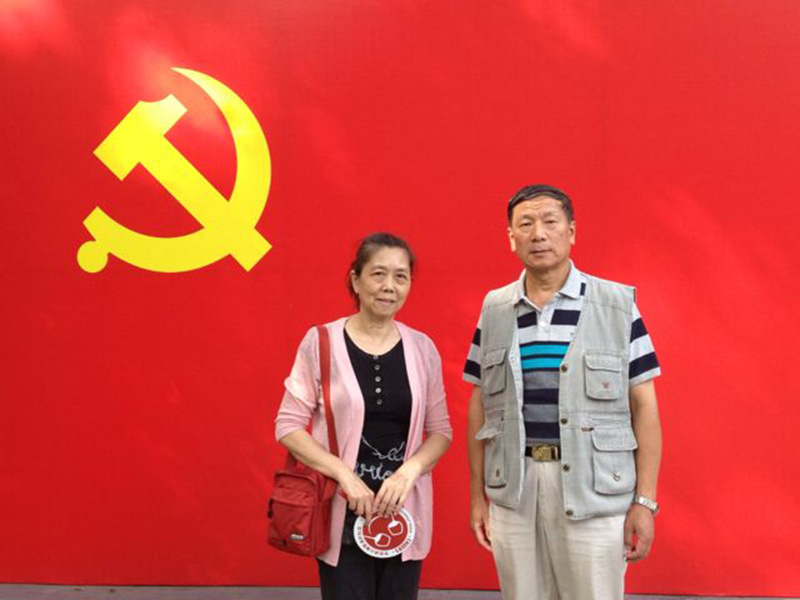 康敬然我从父亲手中接过对党忠诚的旗帜