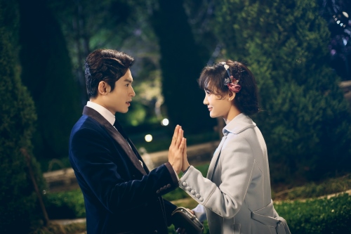 《半妖倾城》破3亿 张哲瀚米热戏内pk戏外"基情"无限张哲瀚李一桐深情