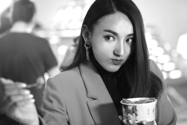 《执念师2》播放量已破五亿 艾晓琪女王变萝莉