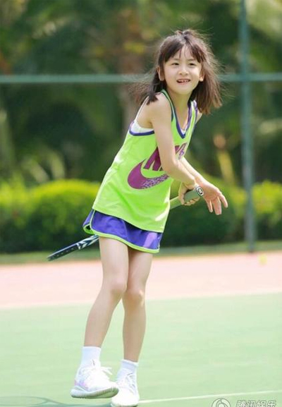 "照片中,森碟扎着清爽的丸子头,笑容甜美可爱,手里捧着大大的荷叶