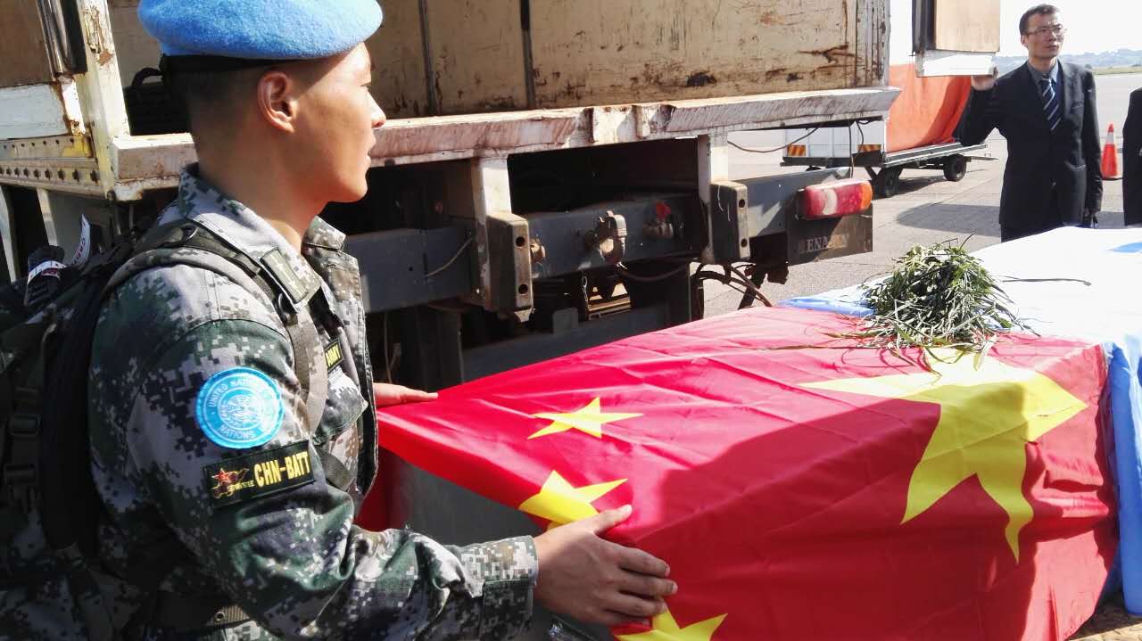 勇士李磊,杨树朋遗体,于当地时间15号下午3点40分许转运至乌干达恩德