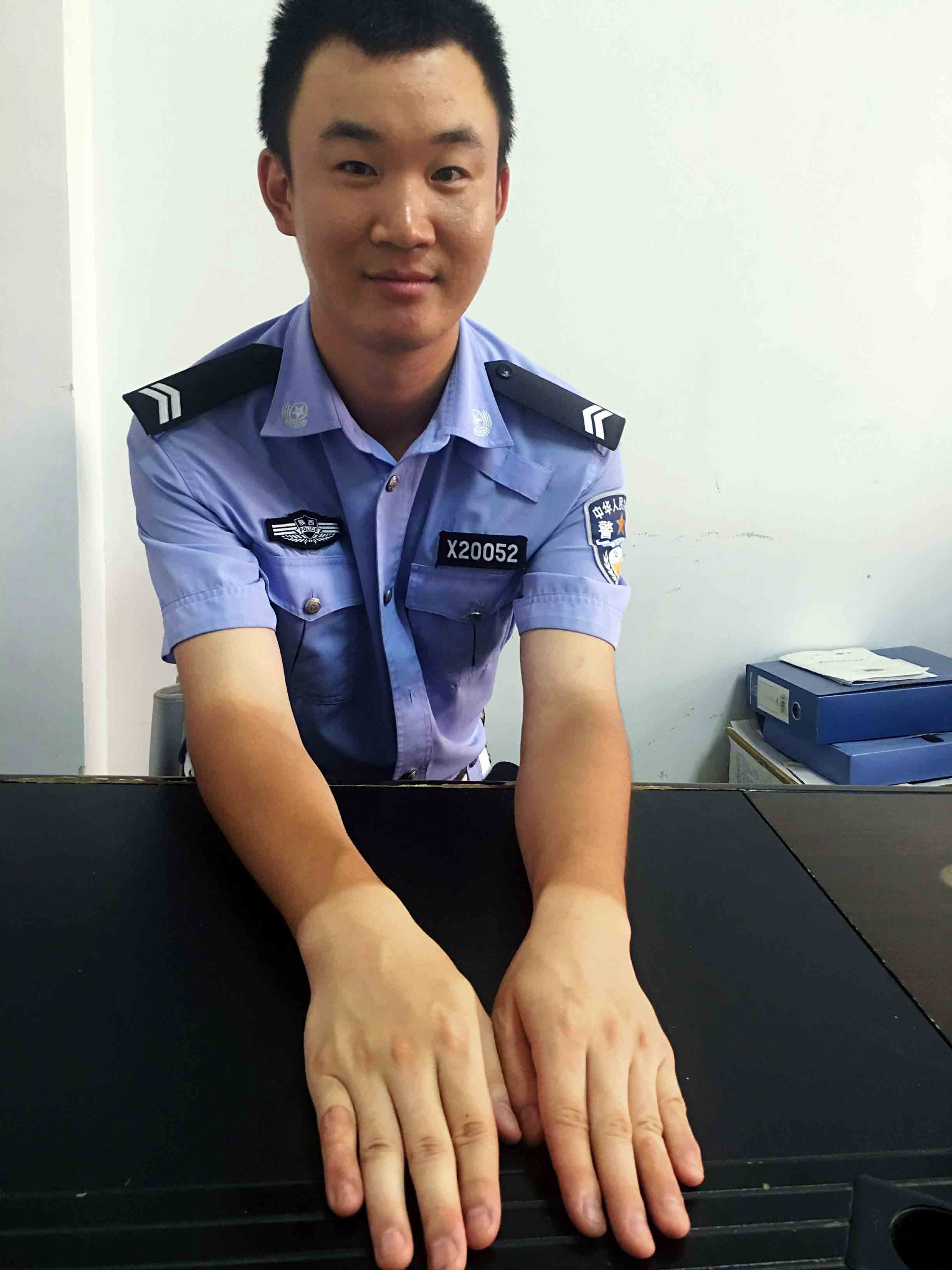 西安交警烈日执勤五小时晒出白手套和v领