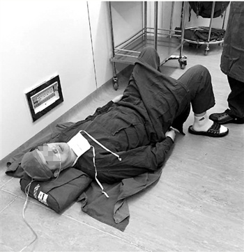 医生手术时突发胃痉挛坚持完成关键一步后栽倒图