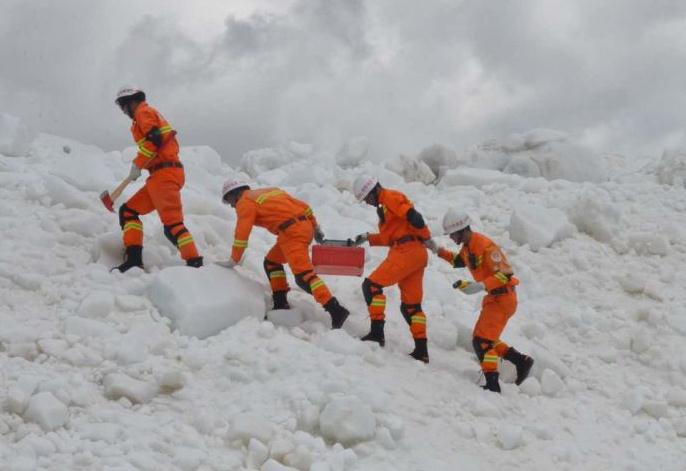 所以这次参与救援的还有西藏高山应急救援队,阿旺罗布和罗布占堆两位