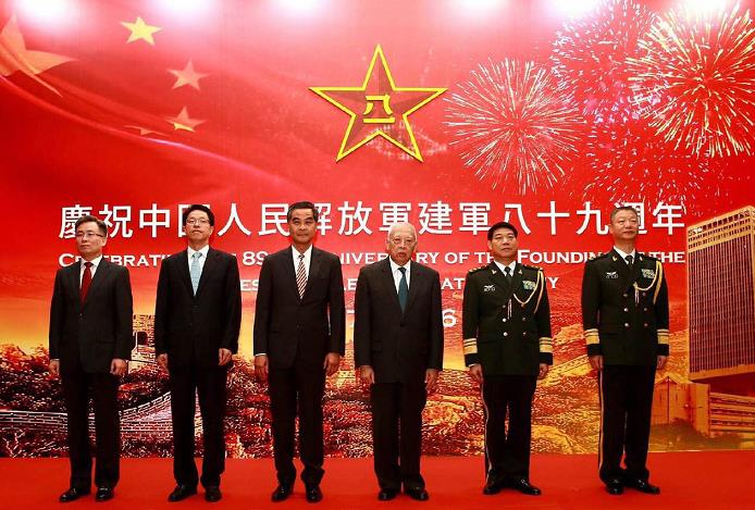 外交部驻港特派员宋哲,驻香港部队司令员谭本宏中将和政委岳世鑫中将