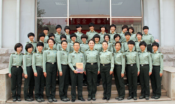 吴晋飞(左六)与女兵合影 资料图