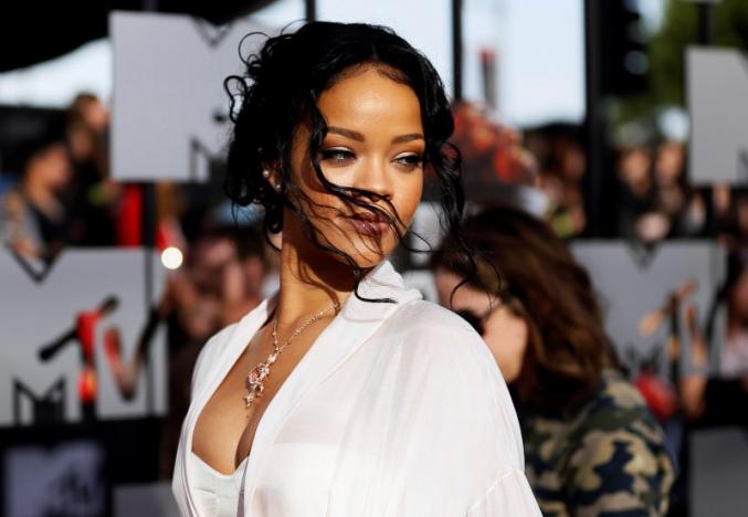 rihanna will receive the mtv