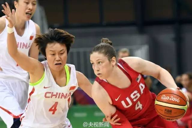 羽毛球男单小组赛第三轮,中国选手林丹2-0击败越南选手阮天明,小组