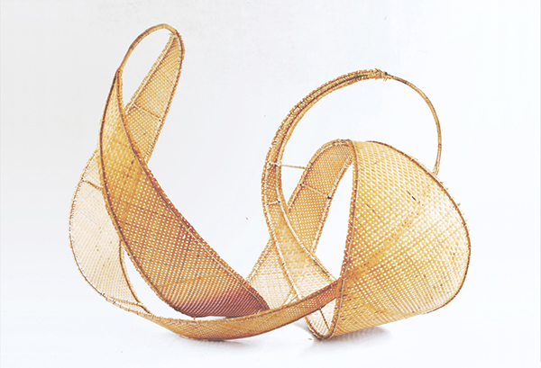 情节2作品是使用铜丝做经篾,使用白夹竹做篾丝,采用一挑一压的