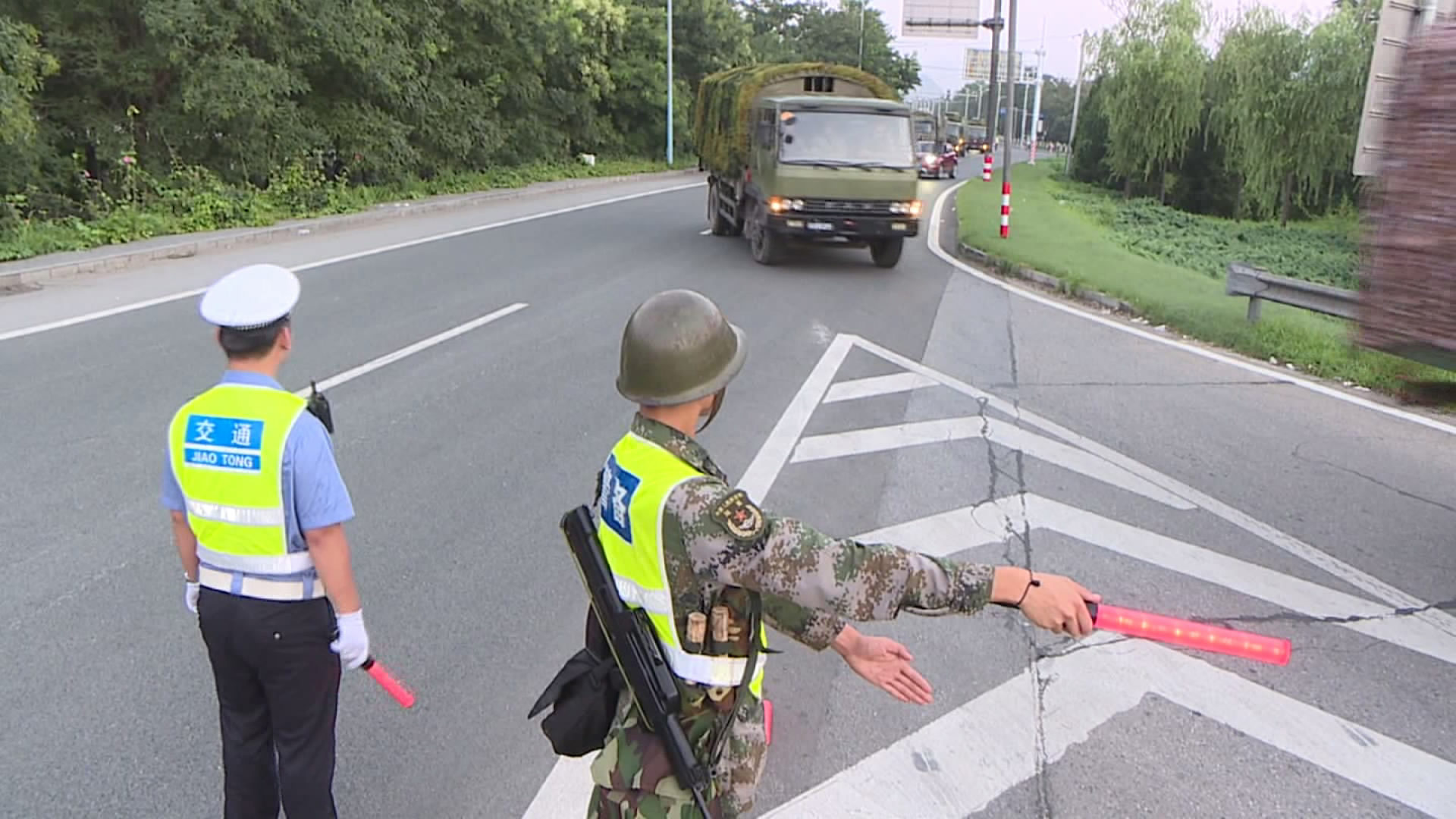 深有感触地告诉记者,以前搞战备拉动,由于城市路况不明,交通管制不变