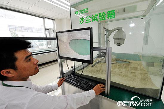 天地伟业的技术人员正在进行安防设备的沙尘测试试验