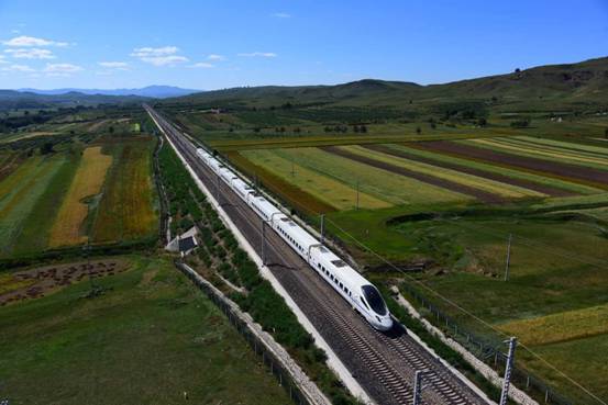 白色的动车仿佛银龙在集包铁路上一闪而过