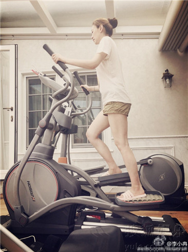 图李小冉健身晒素颜自拍皮肤白皙大眼吸睛