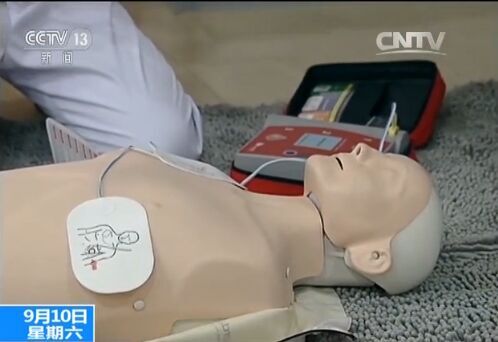 第一目击者在现场及时给予电击除颤可大大提高此类病人的抢救成功率.