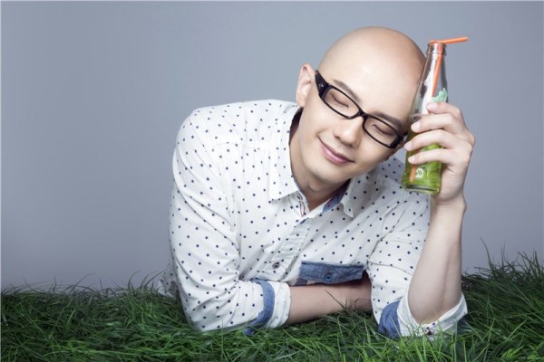 平安秋日萌趣写真曝光化身文艺青年鬼马搞怪