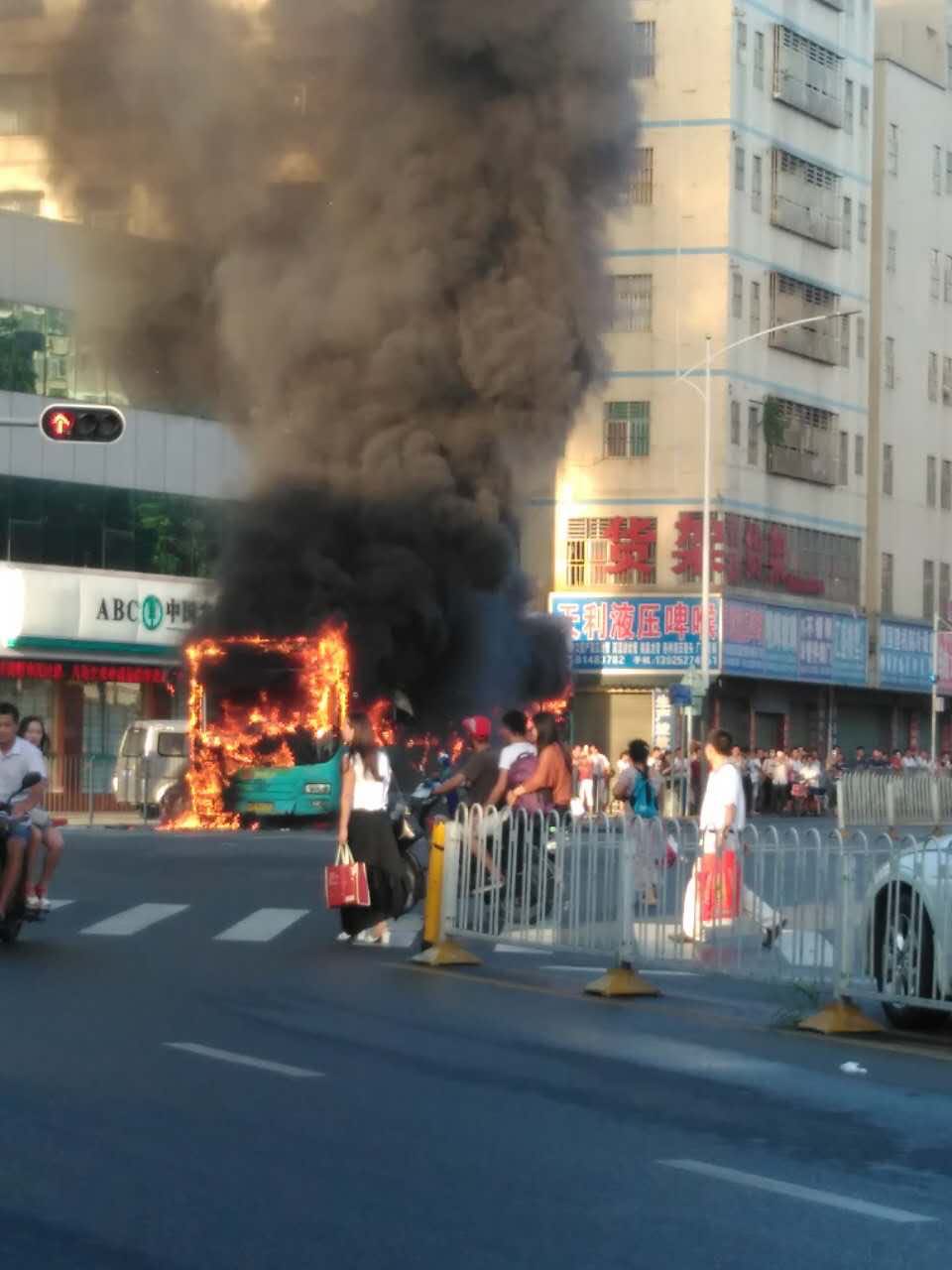 9月15日7时5分许,深圳市龙华新区大浪街道一公交车着火,一女性乘客