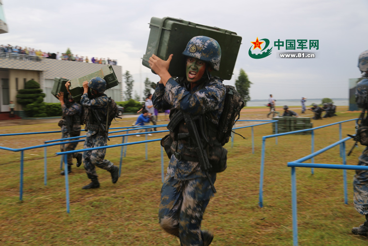 海军陆战队冒雨展示400米渡海登岛训练水平组图