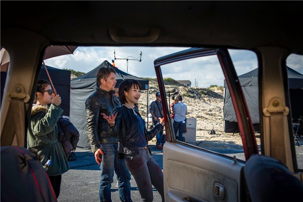 许晴《24小时生存》间隙对镜头卖萌