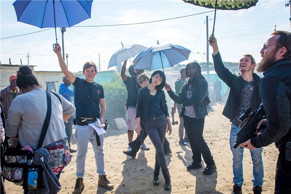 许晴《24小时生存》片场秀长腿