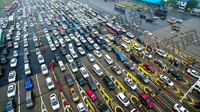 高清空中鸟瞰南京长江二桥密集车流