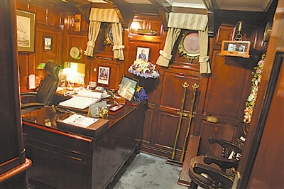 "埃斯梅拉达"号的舰长室.