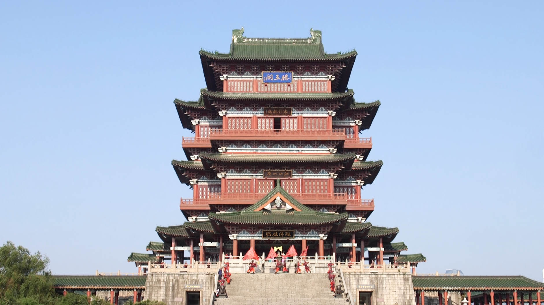 重阳敬老:江西99对老人滕王阁下办金婚浪漫过重阳