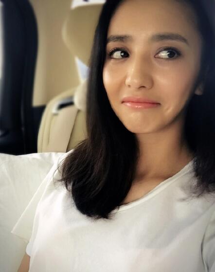 又黑又亮!佟丽娅晒自拍网友调侃黑显健康