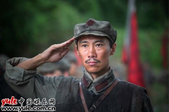 苏达清(郑昊饰)敬礼