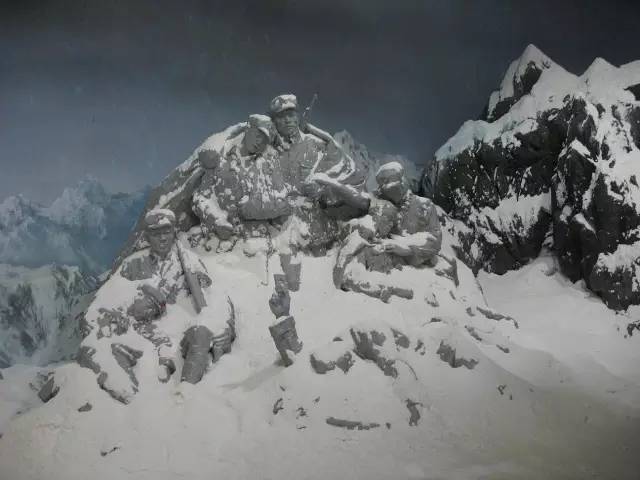 扫描二维码,《长征日志》,了解红军鲜为人知的历史,品味长征中的智慧.