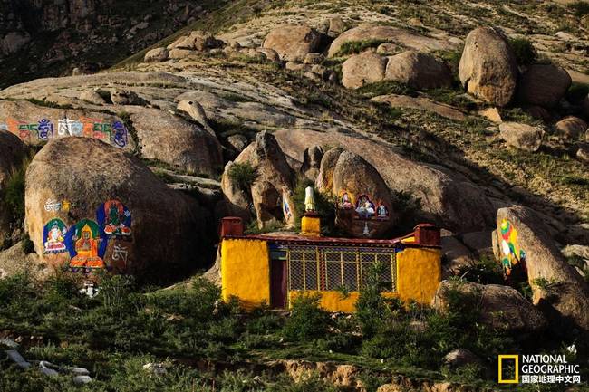 巨石上绘制的宗喀巴大师等佛像.